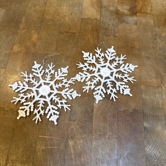 Vintage 1970’s White Plastic Snowflake Gliter Ornaments Set of 12 - Picture 6 of 12